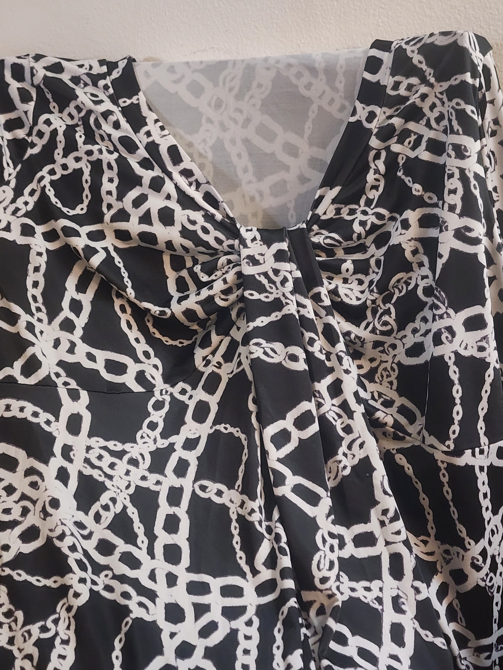 Women's Black & White Chain-Print Twist Front Top
